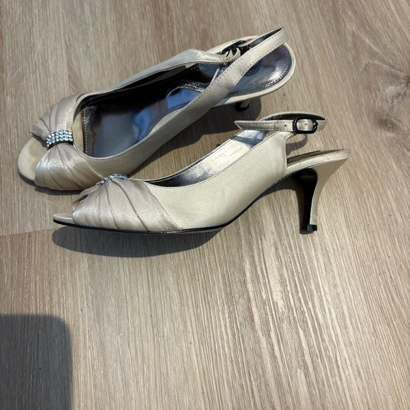 Nina Champagne Gold Satin Slingback Kitten Heels Rhinestone Bow Size 6M / EU 36 - Picture 2 of 8